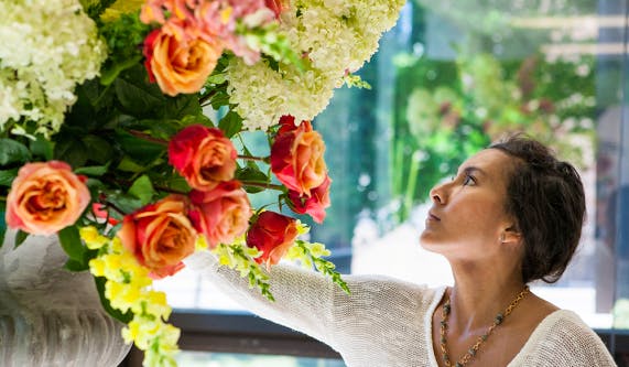 Featured image of post Floral Design Classes Nyc / The floral design institute basic floral design online program is the most complete and comprehensive online floral design training program in hundreds of different classes and programs are offered;