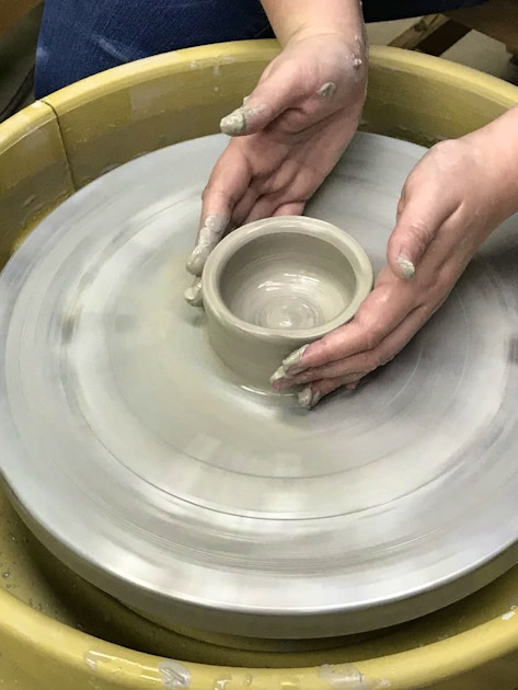 90 Min Pottery Wheel Throw Class