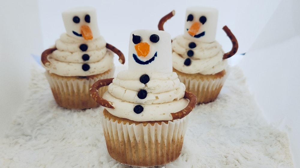 Favorite Snowman Cupcakes (Ages 2-8 with Caregiver)