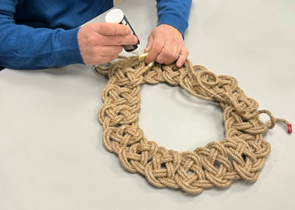 Holiday Group/Family Build: Easy Rope Wreath