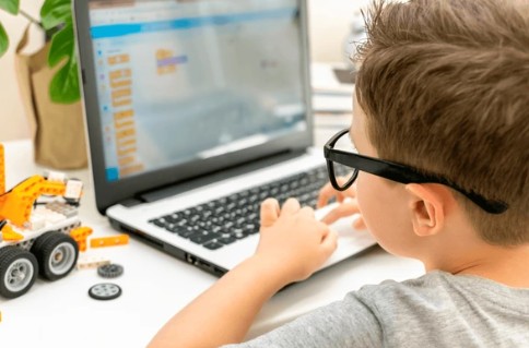 Scratch Winter World: Holiday Code Adventure (Ages 8-12)