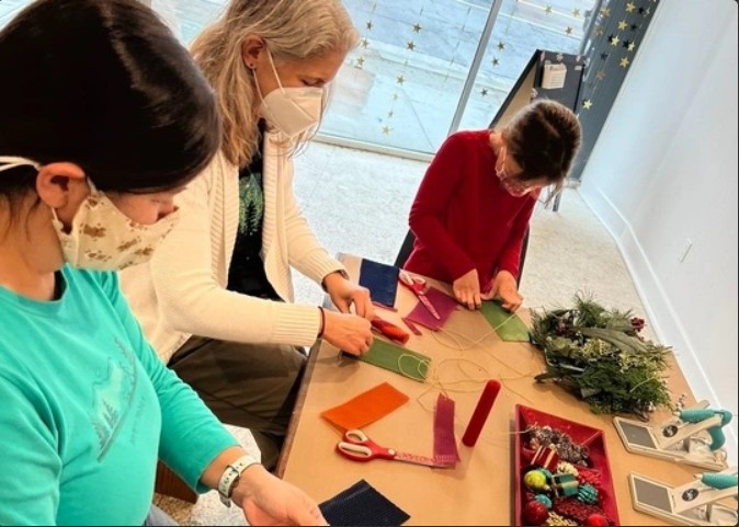 Santa's Workshop Beeswax Candle Making(Ages 4 and up)