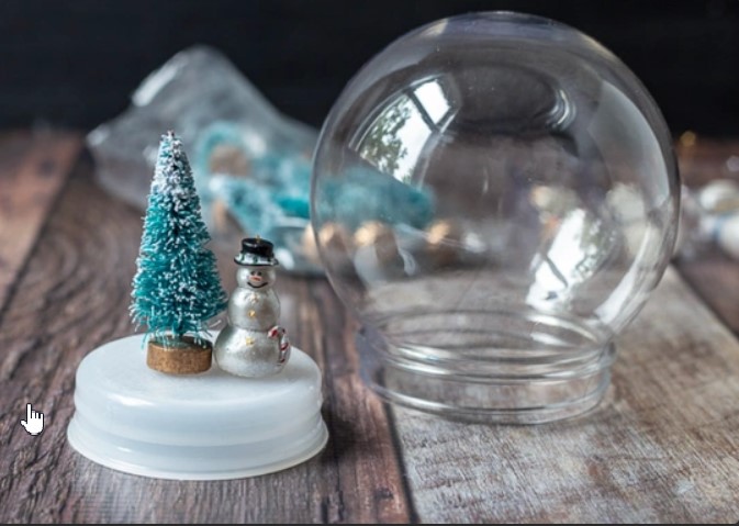 Santa's Workshop: Mini Waterless Snow Globes(Ages 4 and up)