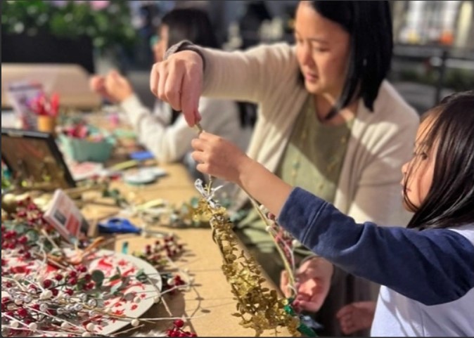 Santa's Workshop: Minimalist Modern Wreath(Ages 4 and up)