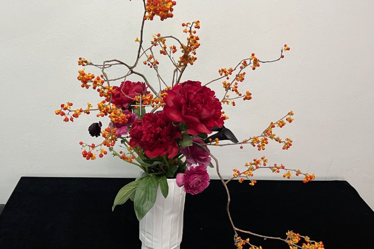 Jun-Fusion Flower Arrangement: Blending Eastern and Western Influences