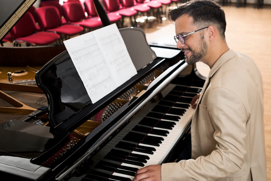 90-min Adult Amateur Piano Program (Classical Music) for ages 18+