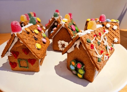 NYC: Holiday House Cookie Decorating