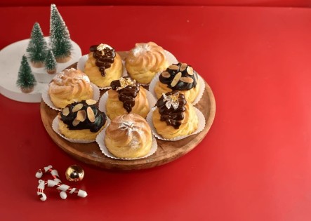 NYC: Cream Puff Christmas Tree