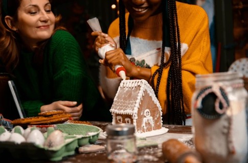 NYC: Holiday House Cookie Decorating