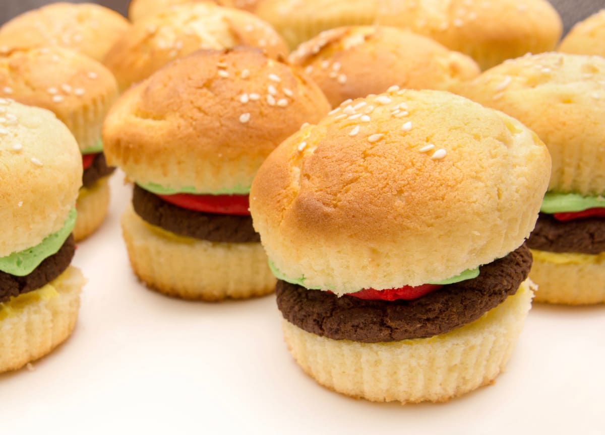 Hamburger Cupcakes (Ages 2-8 with Caregiver / Vegetarian)