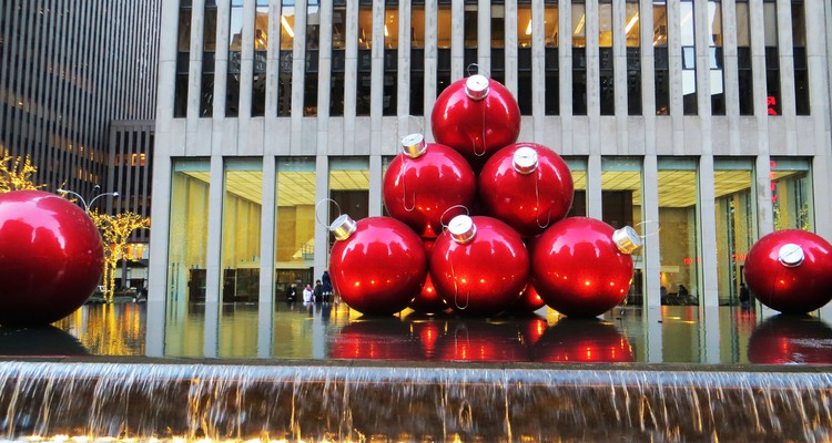 Photo Walk: Photographing the Holidays Along 5th Ave
